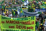 Manifestantes se concentraram em frente à FIESP, na Av. Paulista, em São Paulo. (Foto: Roberto Sungi/Futura Press/Estadão Conteúdo)
