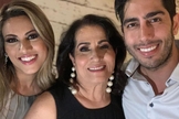 Sara Nemer com os filhos, o humorista Jonathan Nemer e a cantora Rebeca Nemer. (Foto: Instagram/Sara Nemer)