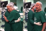 Idoso de 65 anos se emocionou e glorificou a Deus quando voltou a enxergar. (Foto: YouTube/Newsflare)