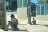 Nícolas lendo a Bíblia na calçada. (Foto: Reprodução / Instagram)