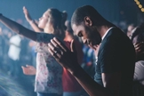 Imagem de jovens durante culto em igreja. (Foto: Reprodução/Pinterest)