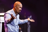 Evangelista Francis Chan em momento de oração. (Foto: Shelley Paulson Photography)
