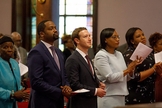 Mark Zuckerberg [4º a partir da direita], CEO do Facebook na Igreja Mother Emanuel AME em Charleston, Carolina do Sul em 2017. (Foto: Reprodução / UGCN)