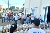 No total, o Campo da Assembleia de Deus Sagrada Família arrecadou 4,132 toneladas de alimentos. (Foto: Reprodução / A Tribuna)