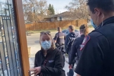 O mandato é direcionado à igreja do pastor Artur Pawlowski, que expulsou policiais do templo durante a celebração da Páscoa, em Alberta. (Foto: Reprodução).