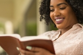 Segunda pesquisa da Sociedade Bíblica Americana, a leitura bíblica reduz depressão e ansiedade. (Foto: Getty Images).