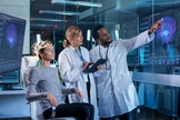 Neurocientistas analisando o cérebro humano. (Foto: Canva)