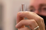 Pentágono revela sensor que detecta Covid no corpo. (Foto: Reprodução / 60 Minutes)