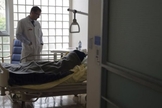 O Dr. Stephane Mercier visita um paciente na unidade de cuidados paliativos do hospital AP-HP Paul-Brousse em Villejuif, perto de Paris. (Foto: Reuters)