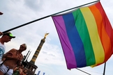Bandeira do orgulho gay vista durante parada em Berlim. (Foto: Fabrizio Bensch/Reuters)