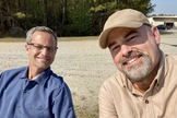 Kirk Cameron e Alex Kendrick no set de seu novo filme. Foto: Reprodução/Instagram). 