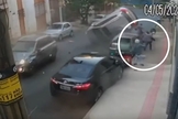 Carro ‘voa’ sobre veículos e pedestres. (Foto: Reprodução / YouTube)