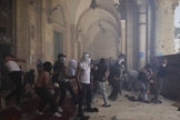 Palestinos entram em confronto com forças de segurança israelenses no Monte do Templo, em 10 de maio de 2021. (Foto: AP Photo/Mahmoud Illean)