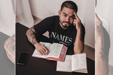 Yudi Tamashiro estudando a Bíblia. (Foto: Reprodução / Instagram)