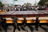 Homens marcham ao longo do caminhão carregando os caixões das pessoas mortas pelos pastores Fulani, em Makurdi, Nigéria, 11 de janeiro de 2018. (Foto: Reuters/Afolabi Sotunde).
