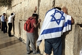 Pessoas oram por no Muro das Lamentações, na Cidade Velha de Jerusalém. (Foto: AFP)