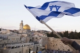 Bandeira israelense sendo hasteada perto do Muro das Lamentações no Dia de Jerusalém, em 13 de maio. (Foto: Lior Mizrahi/Getty Images)
