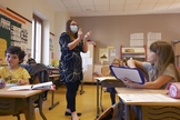 Um professor dá uma aula para os alunos da escola primária Ziegelau em Estrasburgo, França, em 2020. (Foto: Frederick Florin / AFP via Getty Images).