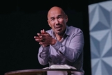 Francis Chan em evento Q Commons, transmitido internacionalmente em outubro de 2019. (Foto: Q Ideas/Parker Young)