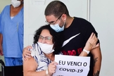Yudi e a mãe, Tânia Tamashiro na porta do hospital. (Foto: Leo Franco/AgNews)