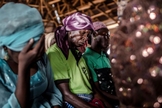 Cristãs oram durante culto, na Igreja Ecwa, Kajuru, estado de Kaduna, Nigéria, 2019. (Foto: Luis Tato/AFP/Getty Images)