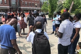 Pessoas entregam suas vidas a Jesus durante evangelismo nas ruas de Boston, nos EUA. (Foto: Reprodução / UGCN)