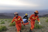 Equipe de resgate no local onde maratonistas morreram na China, em 22 de maio de 2021. (Foto: Cnsphoto via Reuters).