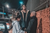 Yudi e sua irmã Yumi Tamashiro oram com Jonathan Nemer em frente ao Hospital. (Foto: Reprodução/Instagram).