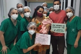 Na terça-feira, ao receber alta, os pais Tiago Paulo e Daiane registraram esse momento ao lado da equipe da UTIN do HCL. (Foto: Reprodução / Portal Caparaó)