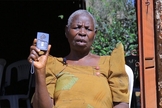 Noeline Namanda evangeliza e implanta igrejas em Uganda através da Bíblia em áudio portátil que ganhou do ministério MegaVoive. (Foto: Uganda Christian News).