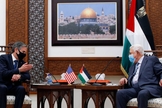 Secretário de Estado dos EUA, Antony Blinken (esquerda) e o presidente da Autoridade Palestina, Mahmoud Abbas, em conversa durante o encontro em Ramallah, na Cisjordânia, em 25 de maio. (Foto: Majdi Mohammed/Reuters)
