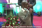 O ex-ateu Seth Mahiga testemunhou sua conversão ao Evangelho em culto numa igreja evangélica. (Foto: Reprodução/Facebook Elevate Quênia).