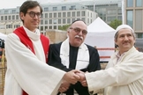 Da esquerda para a direita, o pastor Gregor Hohberg, o rabino Andreas Nachama e o Imam Kadir Sanci, na cerimônia de inauguração do edifício ecumênico 'House Of One', em 27 de maio de 2021. (Foto: Wolfgang Kumm/DPA/AFP)