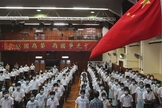 Alunos participam de uma cerimônia de hasteamento da bandeira, no Dia da Educação para a Segurança Nacional, numa escola em Hong Kong, 15 de abril de 2021. (Foto: AP Photo/Kin Cheung)
