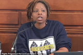 Patrisse Cullors durante painel de discussão da Escola de Direito de Harvard. (Foto: Daily Mail)
