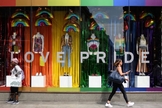 Vitrine de uma loja de roupas em 4 de julho de 2018, antes do evento “Pride London”. (Foto: Leon Neal/Getty Images)