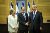 O presidente eleito, Isaac Herzog, e sua esposa Michal, com o primeiro-ministro Benjamin Netanyahu. (Foto: Noam Moskovitz/Knesset)