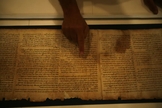 Adolfo Roitman, curador dos Manuscritos do Mar Morto, aponta para o Manuscrito de Isaías original, um dos Manuscritos do Mar Morto. (Foto: Baz Ratner / Reuters)