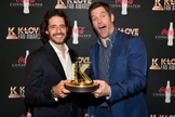 O diretor Dallas Jenkins e o ator Jonathan Roumie de “The Chosen” na cerimônia de premiação do K-Love Fan Awards. (Foto: Jason Davis/Getty Images).