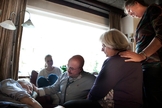 A família e o médico Sjef Boesten (com estetoscópio) se reúnem enquanto a vida de Siep Pietersma se esvai (Foto: Mona van den Berg)