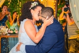 Depois de dois anos de namoro, Victor e Kathleen deram o primeiro beijo no altar. (Foto: Arquivo pessoal).
