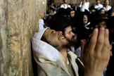 Judeu em momento de oração no Muro das Lamentações, em Jerusalém. (Foto: Reuters)