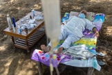 Um paciente Covid-19 recebe tratamento em uma clínica improvisada ao ar livre na vila de Mewla, Uttar Pradesh. (Foto: Reprodução / Reuters)