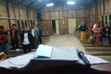 Cristãos durante culto em pequena vila de Mianmar. (Foto: Asaph / Arquivo pessoal)
