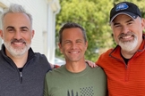 O ator Kirk Cameron entre os irmãos cineastas Alex e Stephen Kendrick. (Foto: Reprodução/Instagram Alex Kendrick)