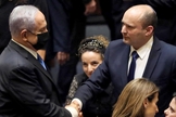 Benjamin Netanyahu e Naftali Bennett apertam as mãos após votação no Knesset. (Foto: Reuters/Ronen Zvulun)