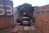 Carro invade a casa no Distrito Federal. (Foto: Reprodução / CBMDF)