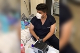O médico Matheus Rocha cantou “aleluia” para paciente com Covid-19, antes dela falecer. (Foto: Reprodução/Instagram).