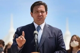Ron DeSantis, governador da Flórida, EUA e autor da nova lei sobre o “minuto de silêncio”. (Foto: Getty Images/Joe Raedle)