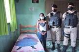 Policiais entregaram a cama para Micaely após a carta. (Foto: Polícia Militar/Divulgação)